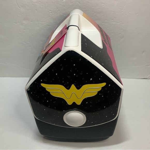 DC Comics x Igloo 7 Qt Wonder Women Playmate Cooler Intl Women’s Day NWT - Picture 6 of 11